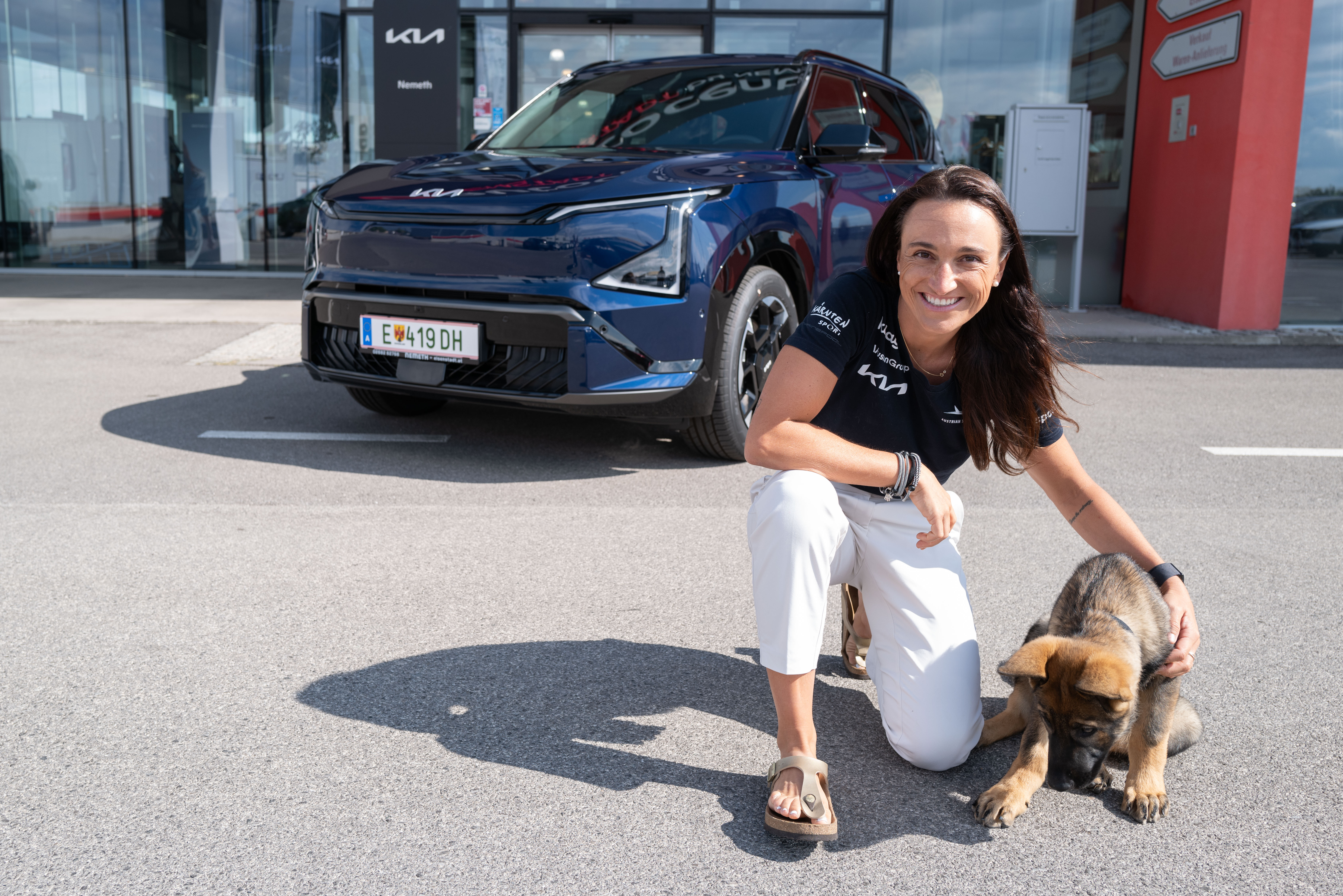 Lara Vadlau mit dem EV5