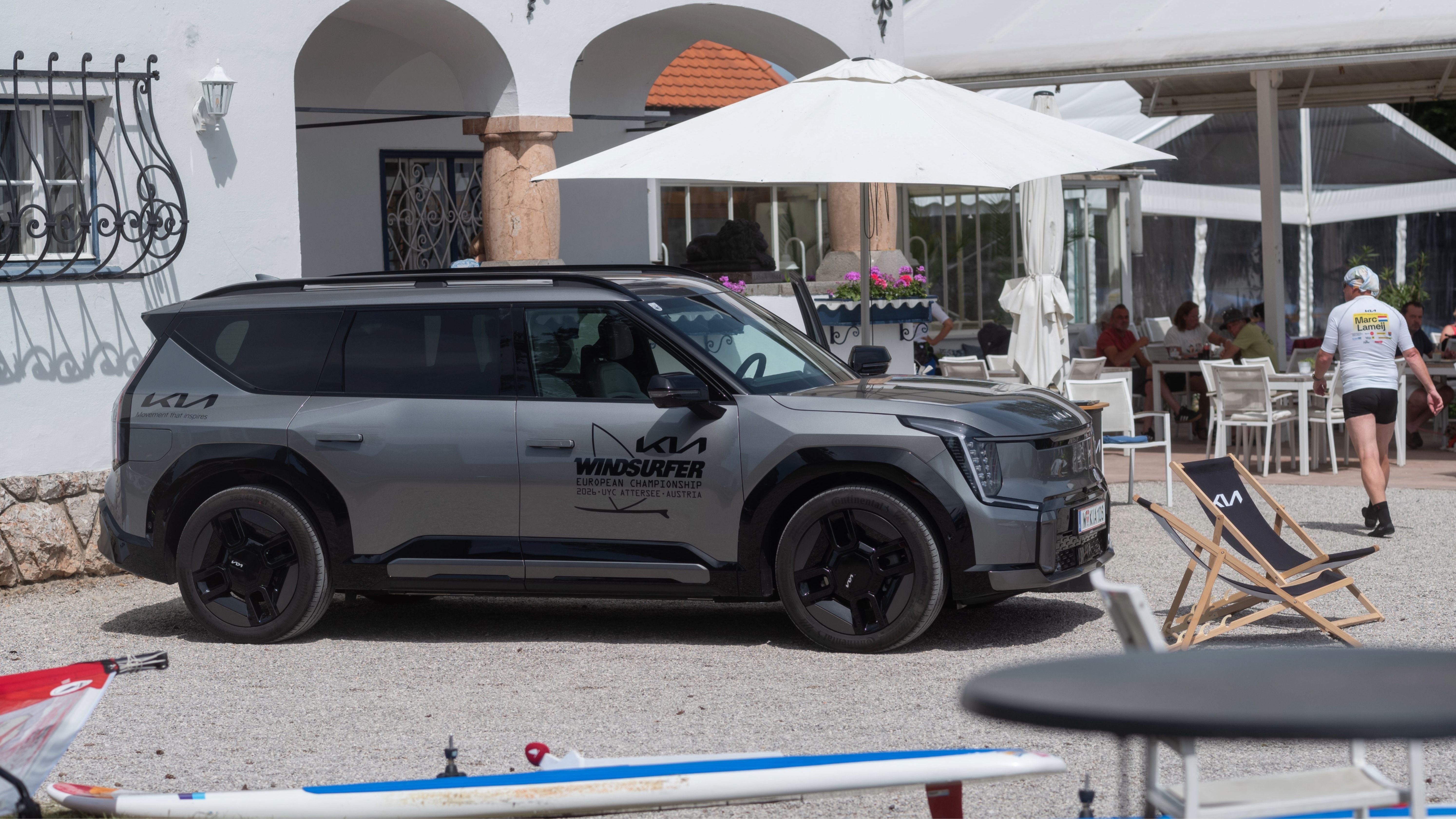 EV9 vor Yachtclub am Attersee