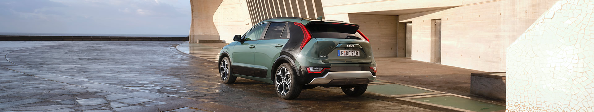 Kia Service, grüner Niro EV vor Hauswand
