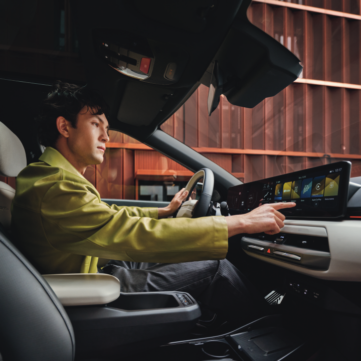 Kia PKW vor Holzfasade, Ansicht vorne links