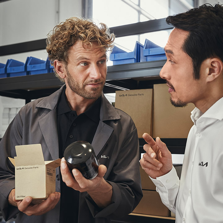 Mechaniker und Servicemitarbeiter im Gespräch