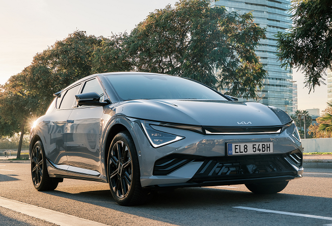 Tančící muž u vozu Kia EV6 v barvě šedá Wolf.