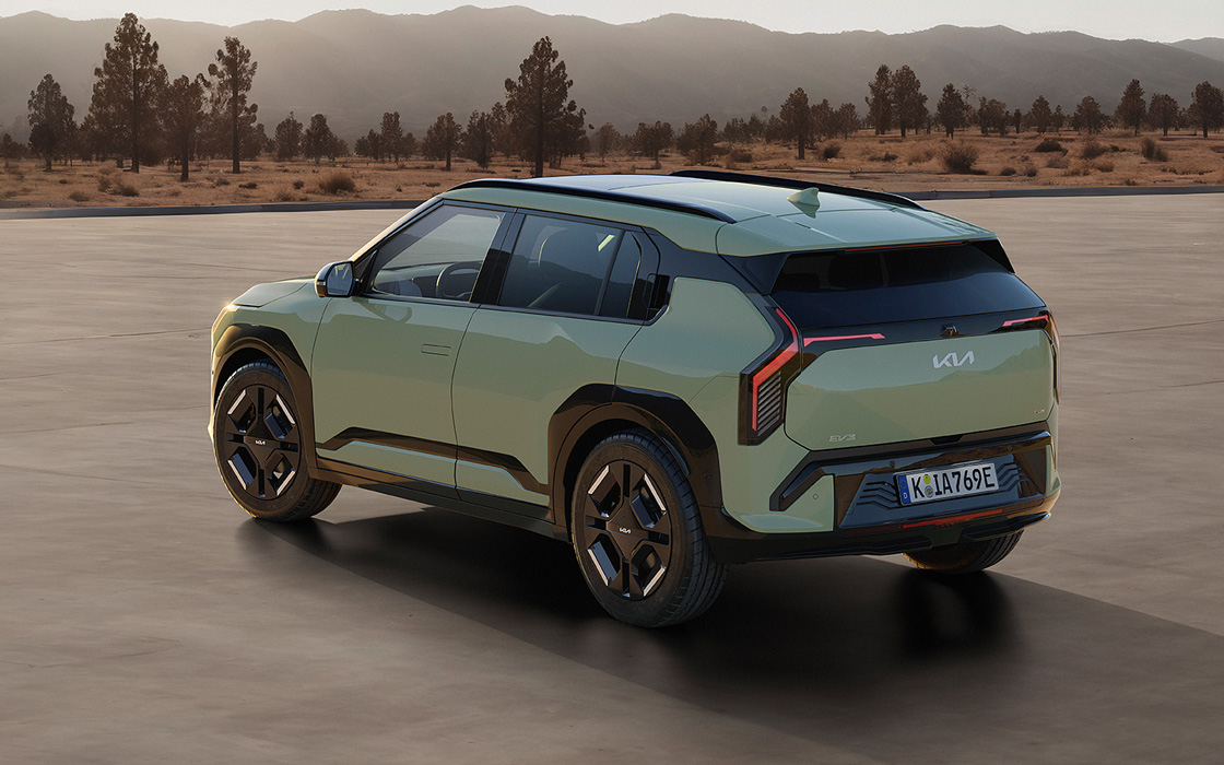 Kia EV9 schräg von hinten mit Neon-Lichtern