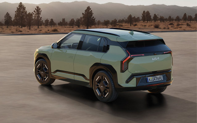 Kia EV9 schräg von hinten mit Neon-Lichtern