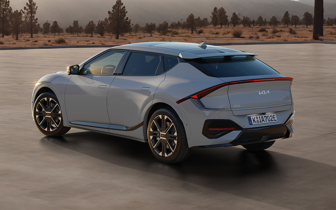 Kia EV6 schräg von hinten mit Neon-Lichtern