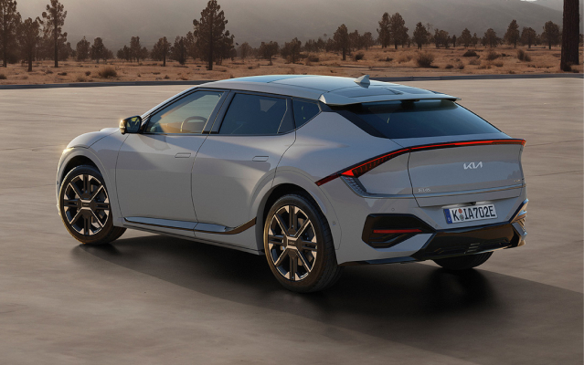 Kia EV6 schräg von hinten mit Neon-Lichtern