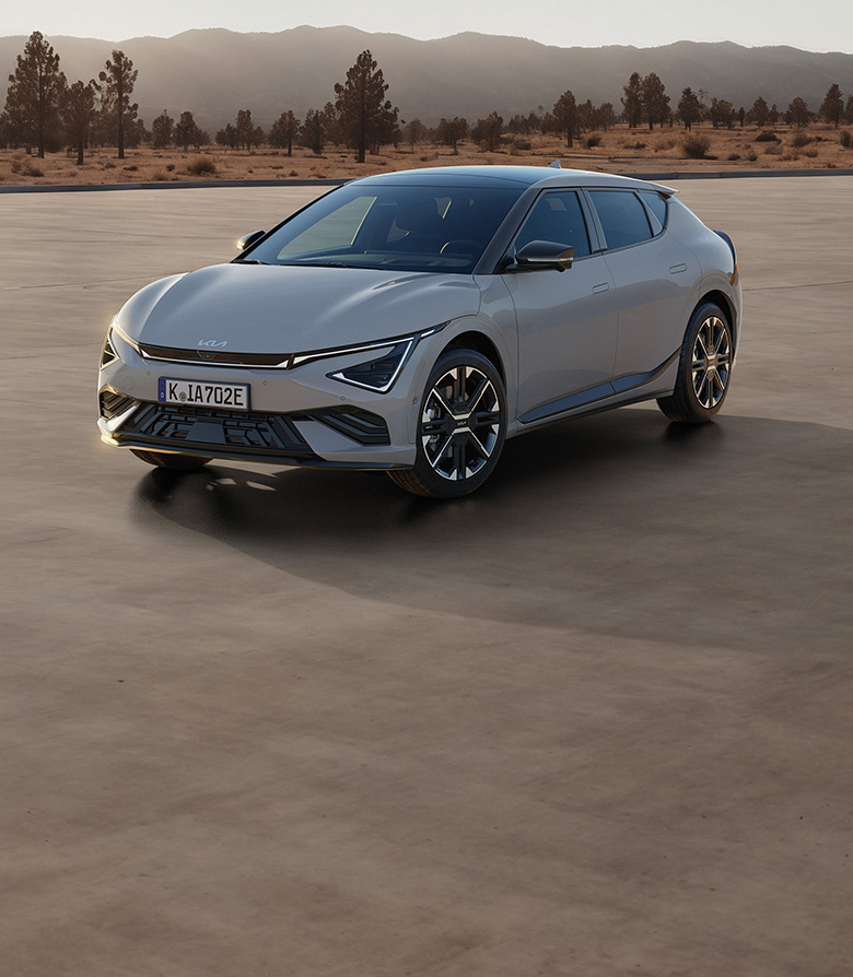 Kia EV6 schräg von vorne mit Neon-Lichtern