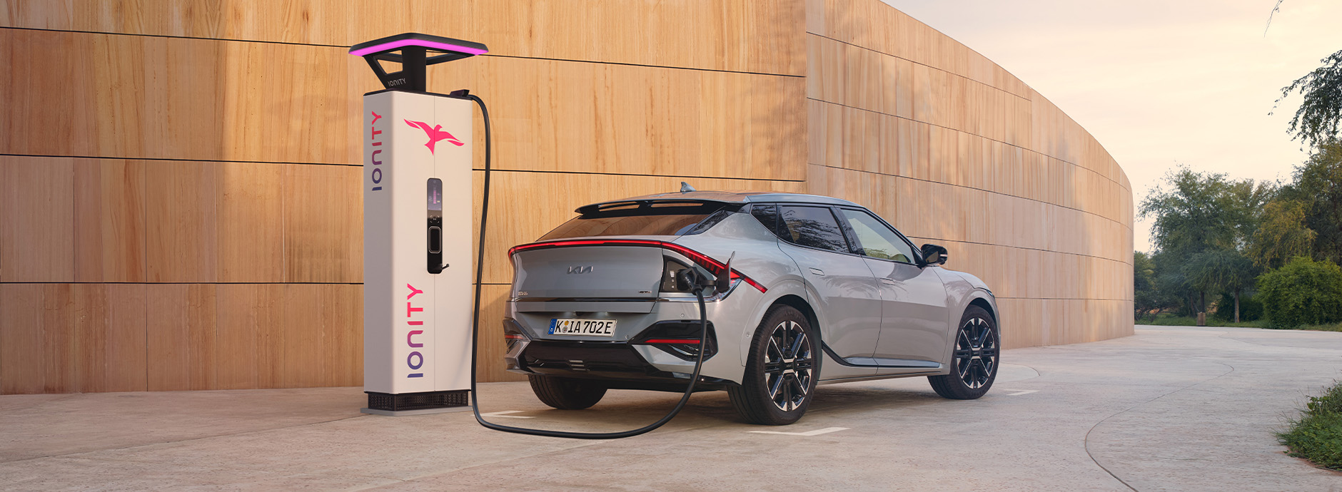 EV6 wird an Ladesäule geladen