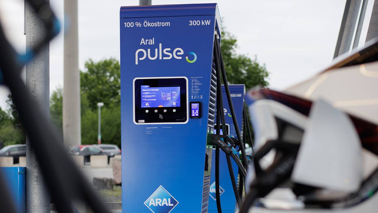 Kia EV6 lädt an ARAL-Tankstelle