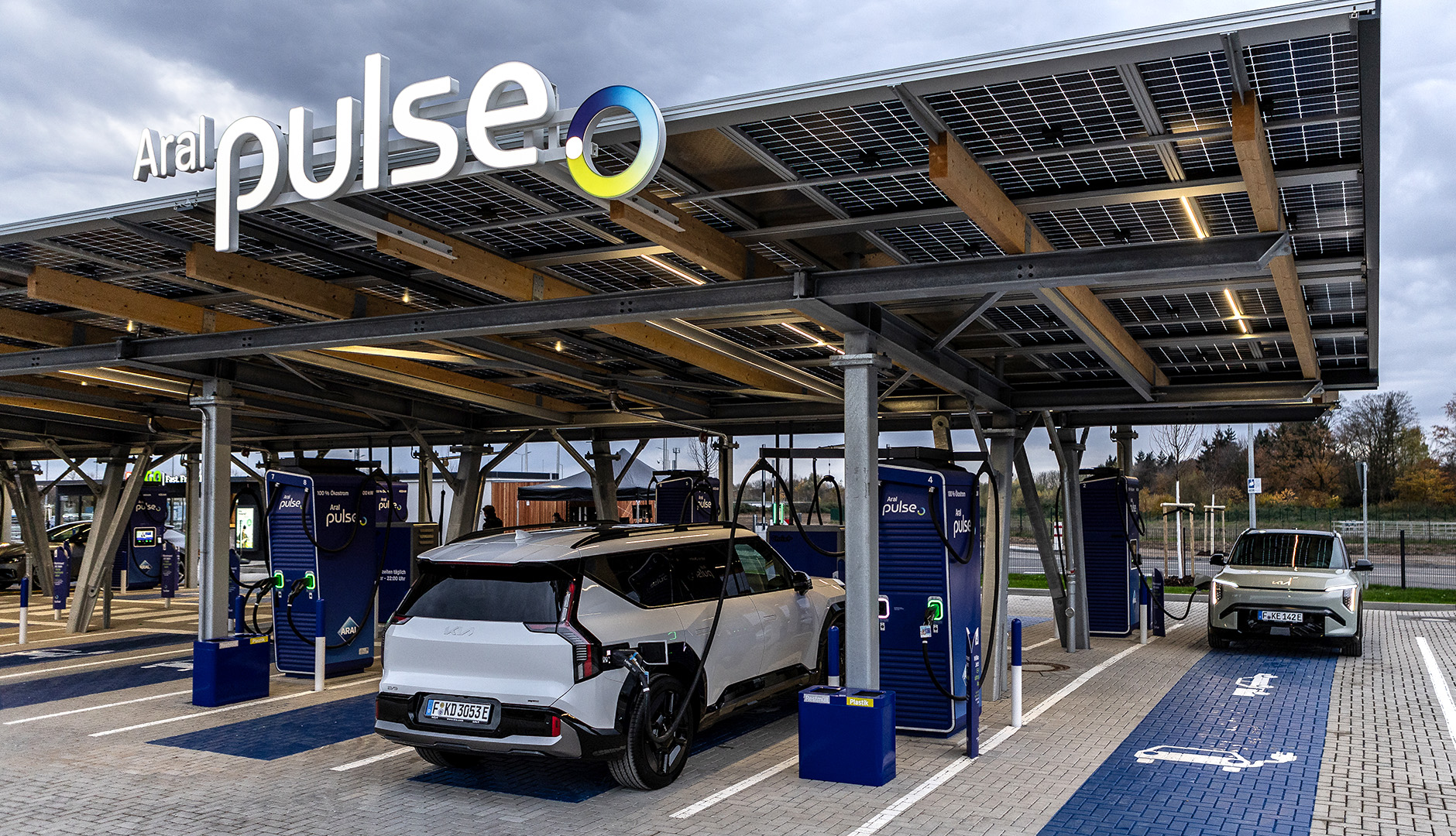 ARAL-Tankstelle, Schild, Logo "pulse"