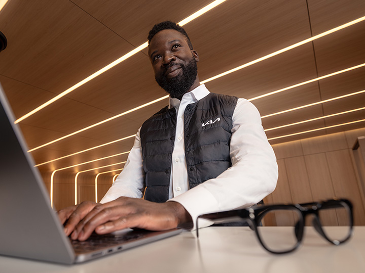 Auf gute Zusammenarbeit – getreu der Kia Firmenphilosophie.