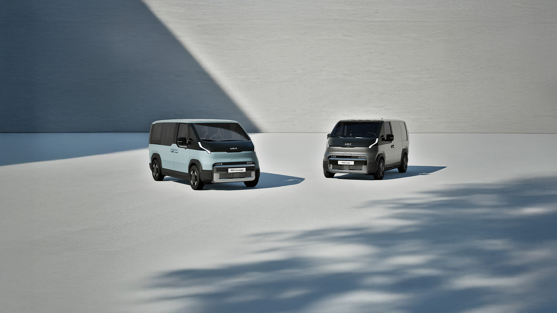 Kia PV5 Cargo & Passender stehen auf leerer Fläche