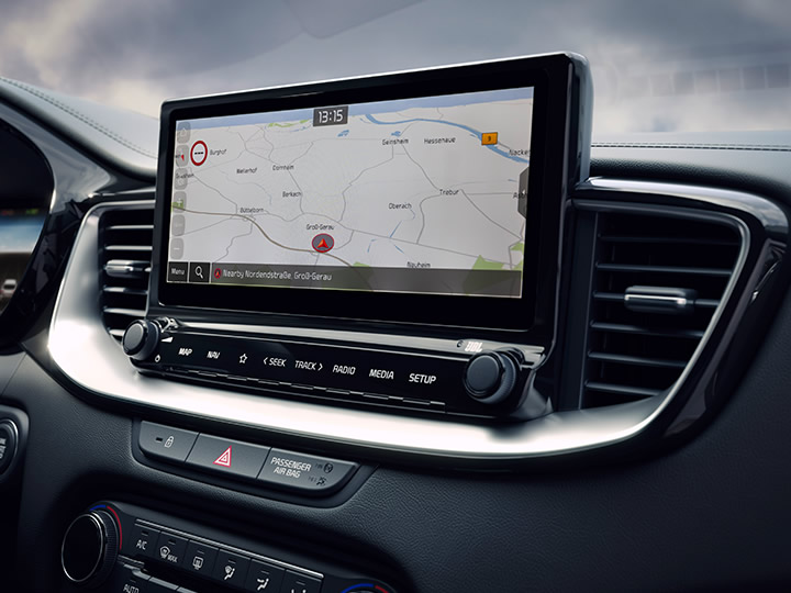 Mehr als Routenplanung: Über den Bildschirm des Navigationssystems bedienen Sie auch die Audioanlage, streamen Musik oder telefonieren per Bluetooth®-Freisprechanlage.