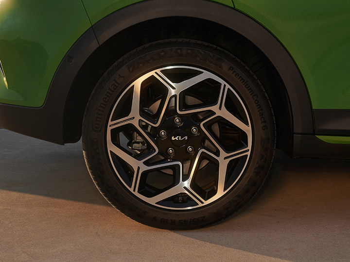 Das Reifenlabel gibt Auskunft über Kraftstoffeffizienz, Nasshaftung und Abrollgeräusch des Reifens ‒ eine echte Hilfestellung beim Reifenkauf.