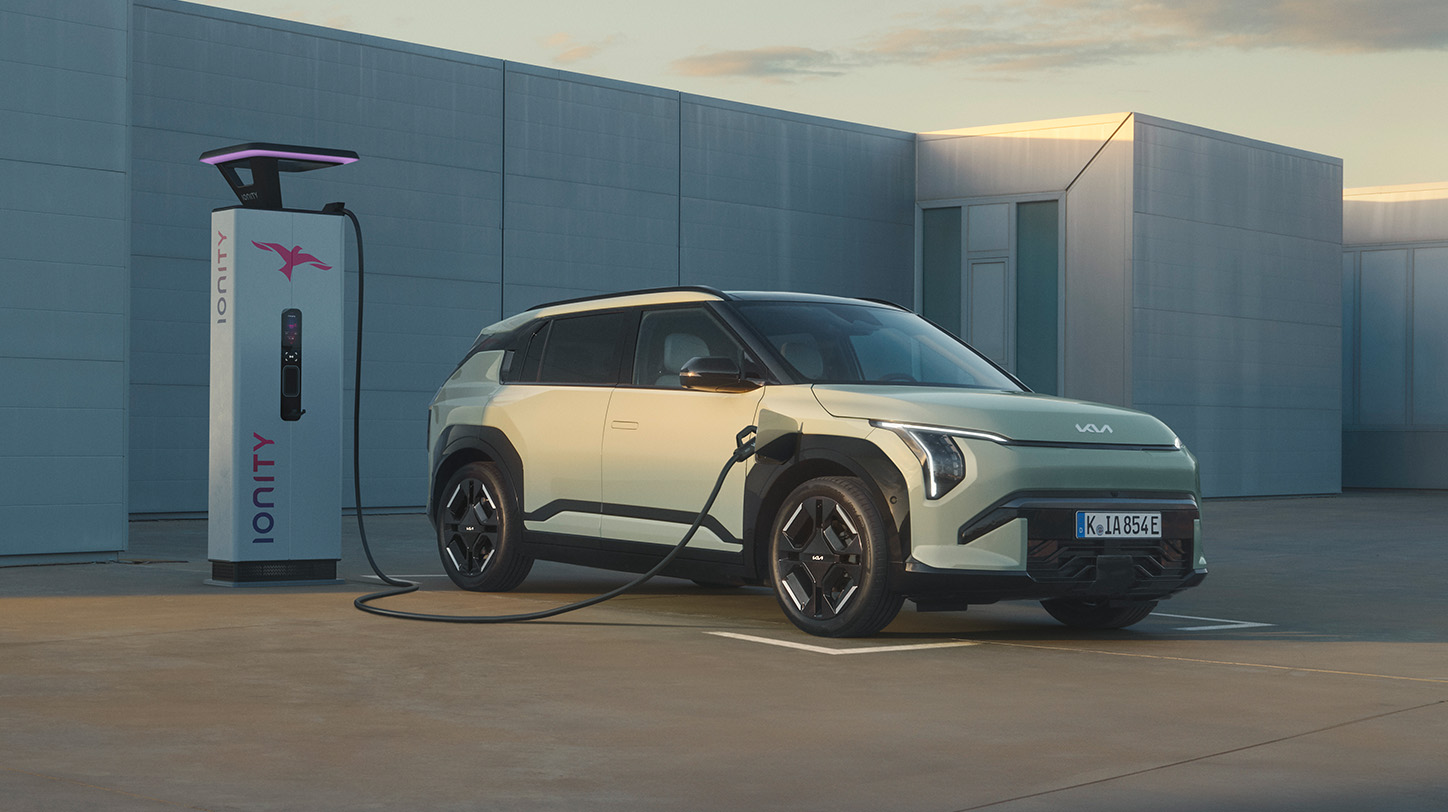 Kia EV3 an einer IONITY Ladesäule.