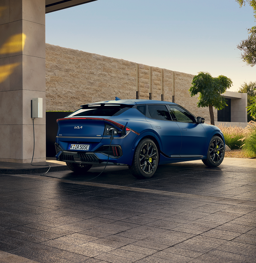 Kia EV6 an einer Ladesäule. 