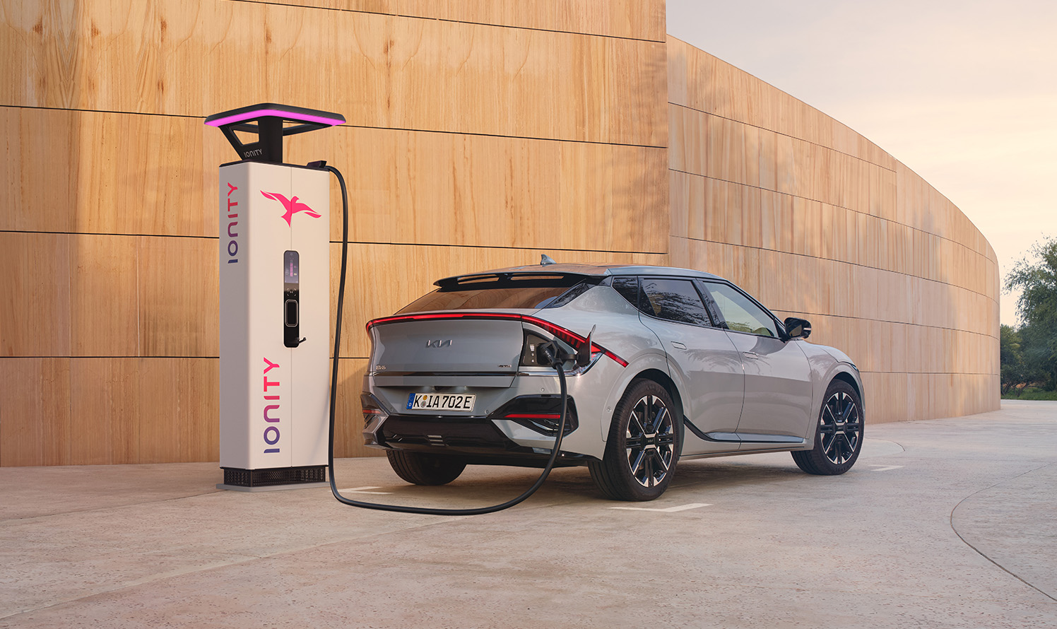 Kia EV6 lädt bei IONITY