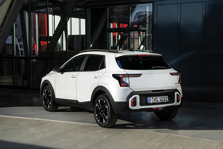 Kia Stonic seitlich vor Gebäude