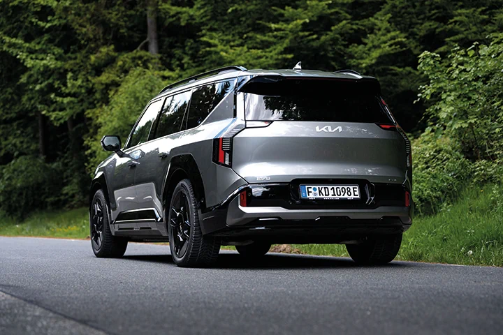 Kia EV9 auf Landstraße
