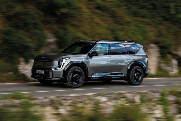 Kia EV9 auf Landstraße