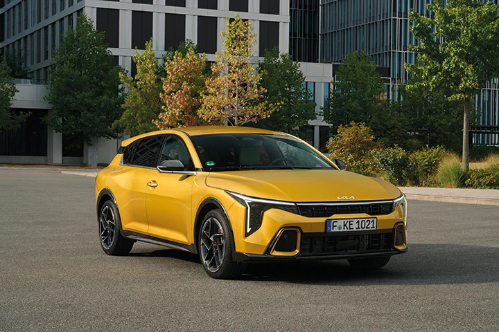 Kia K4 vor Gebäudekomplex