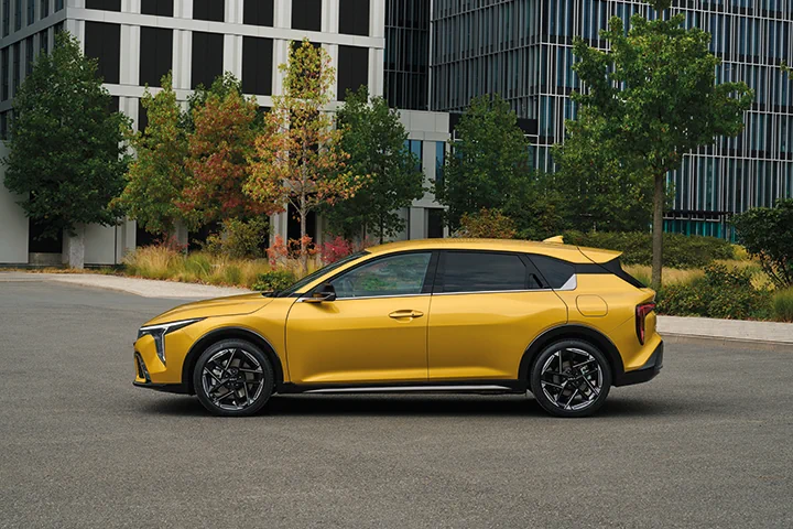 Kia K4 seitlich vor Gebäudekomplex