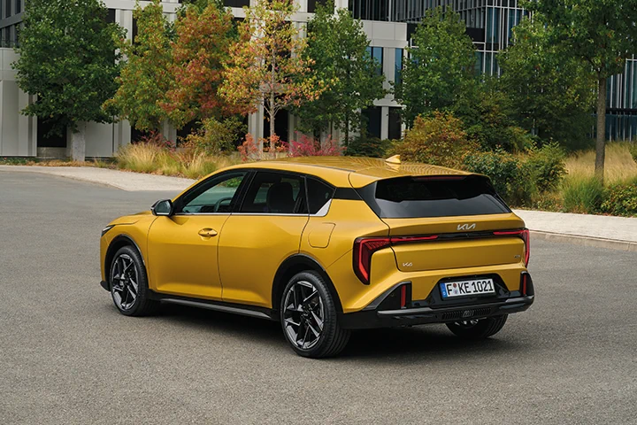 Kia K4 vor Gebäudekomplex