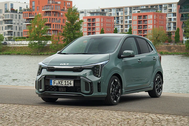 Kia Picanto vor Gewässer und Wohnkomplex