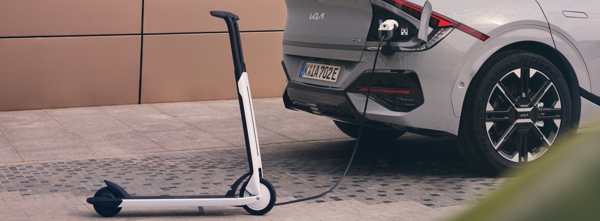 Kia EV6 cargando un petinete electrico con el sistema V2L