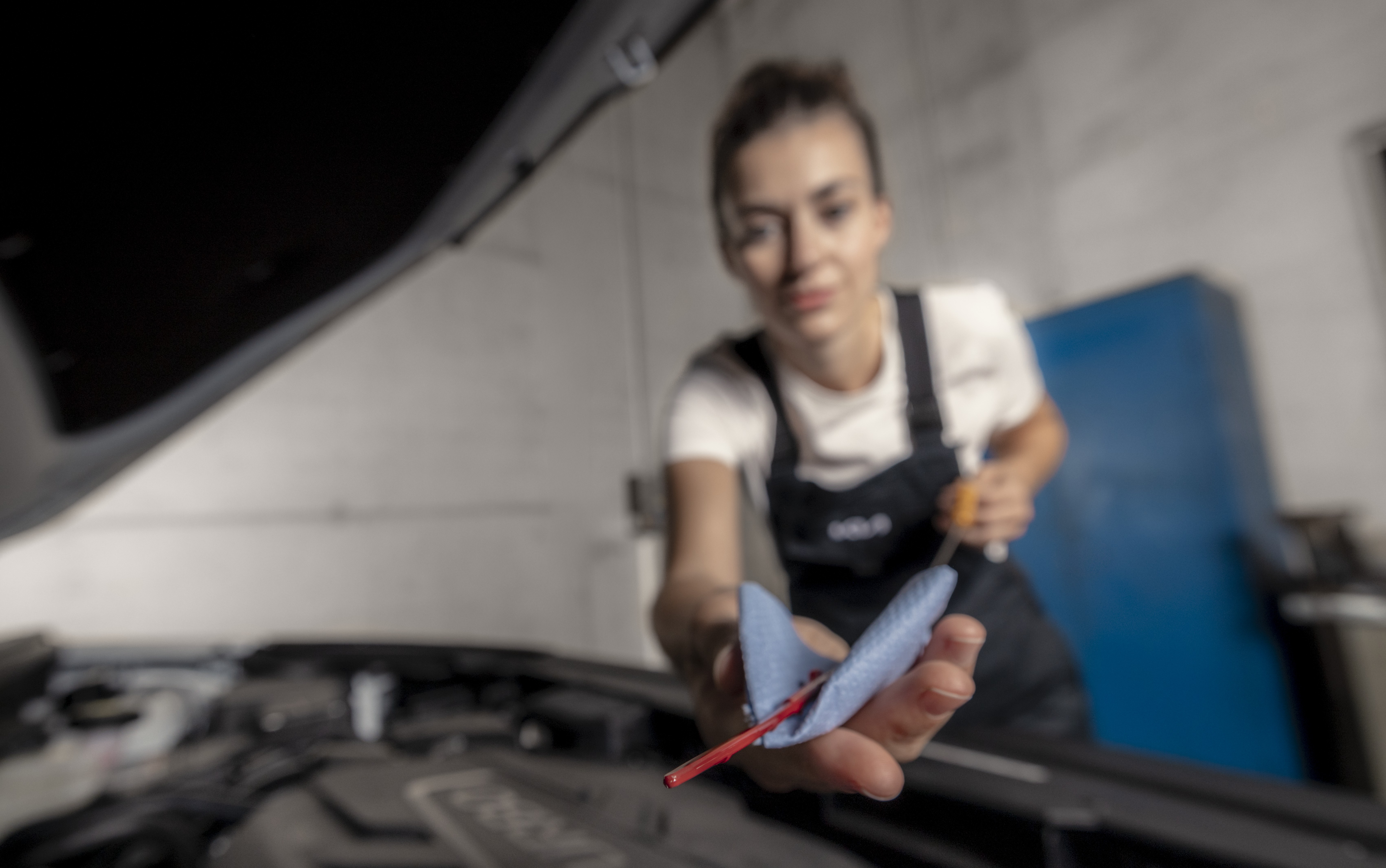 Mirar aceite del coche