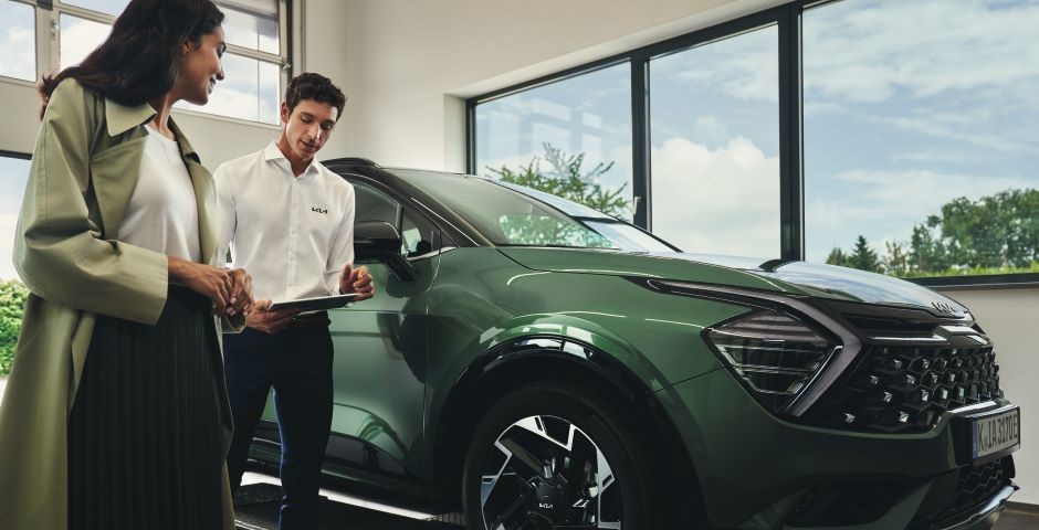 Un mecánico repara un elemento del motor bajo el coche.