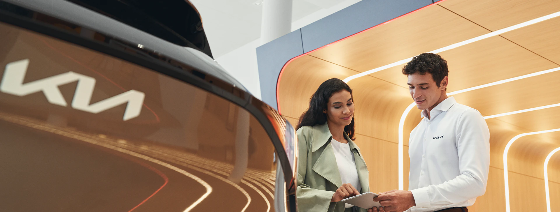 Echange entre un employé Kia et une cliente