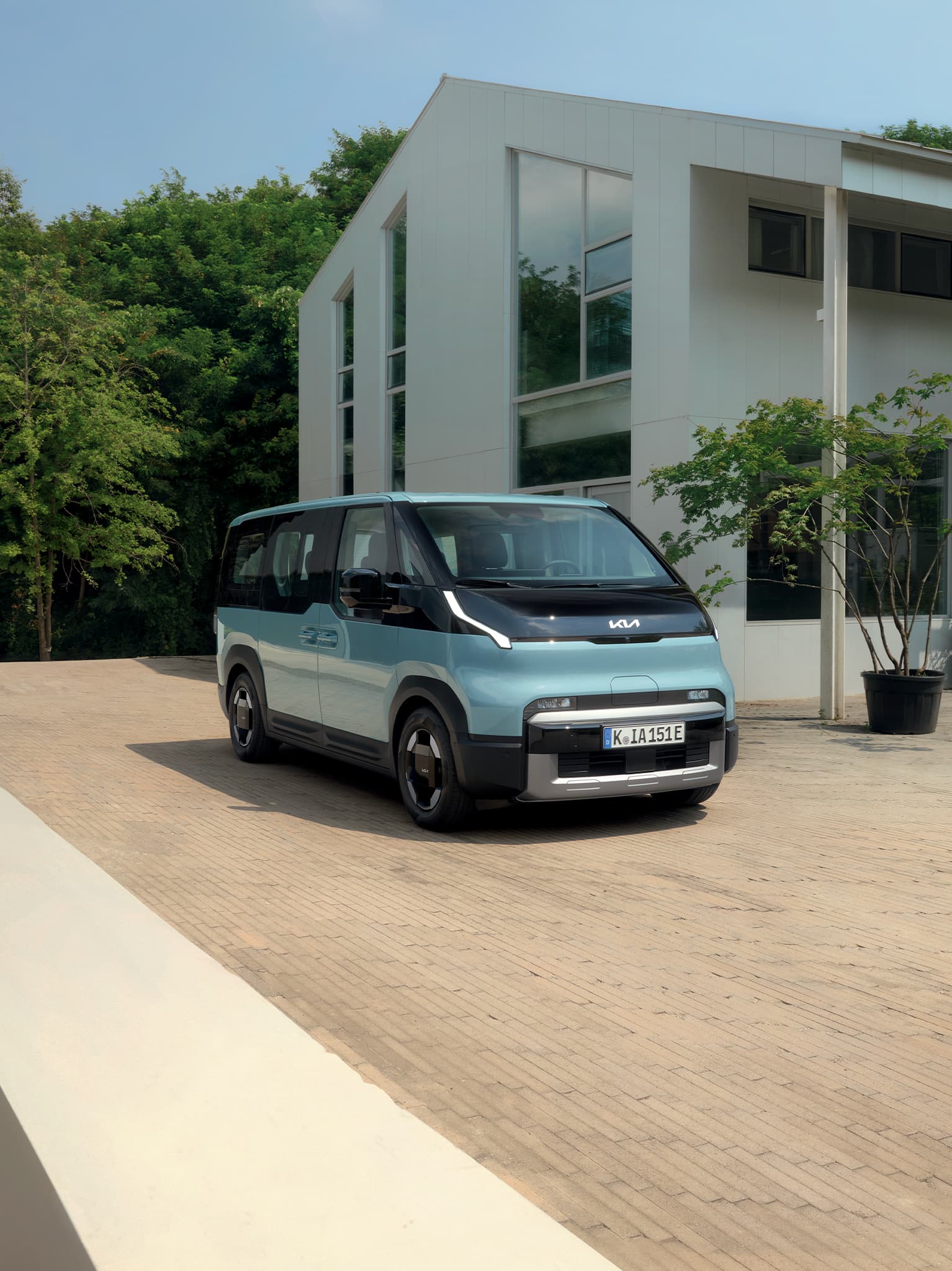 Vue avant du Kia PV5 Passenger dans une allée extérieure.