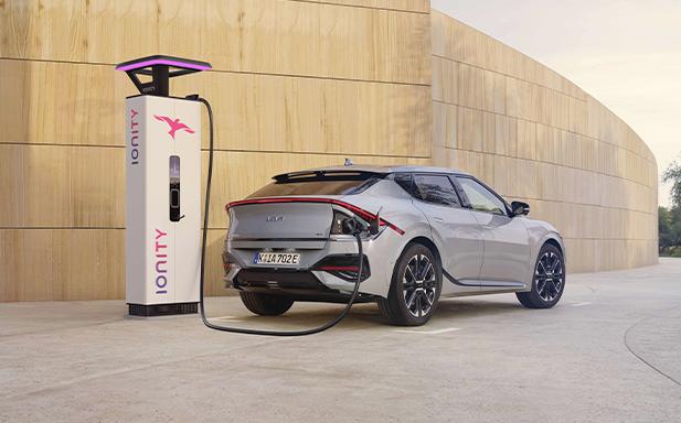 Recharge de votre véhicule électrique Kia sur une borne publique.