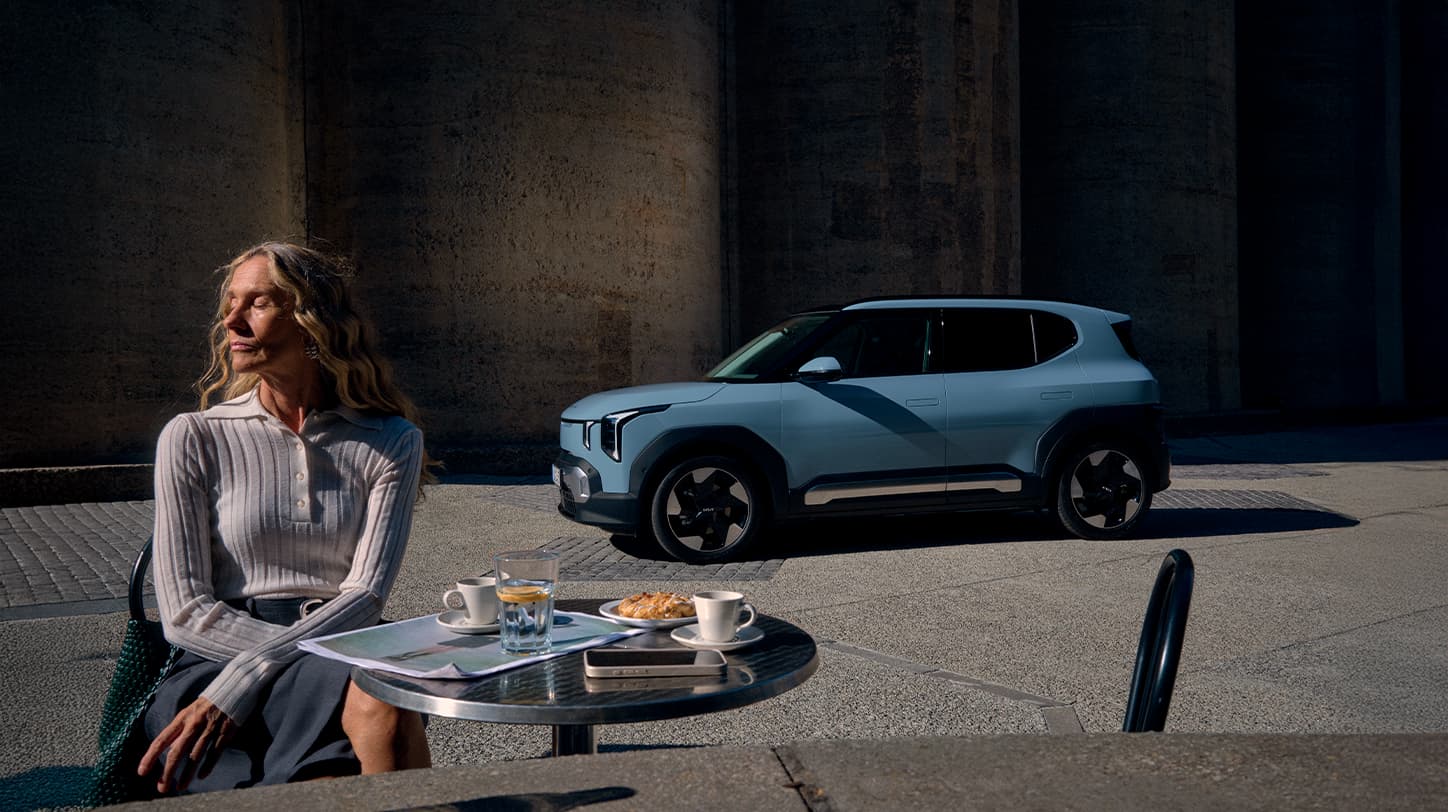 Kia EV2 avec une modèle assise
