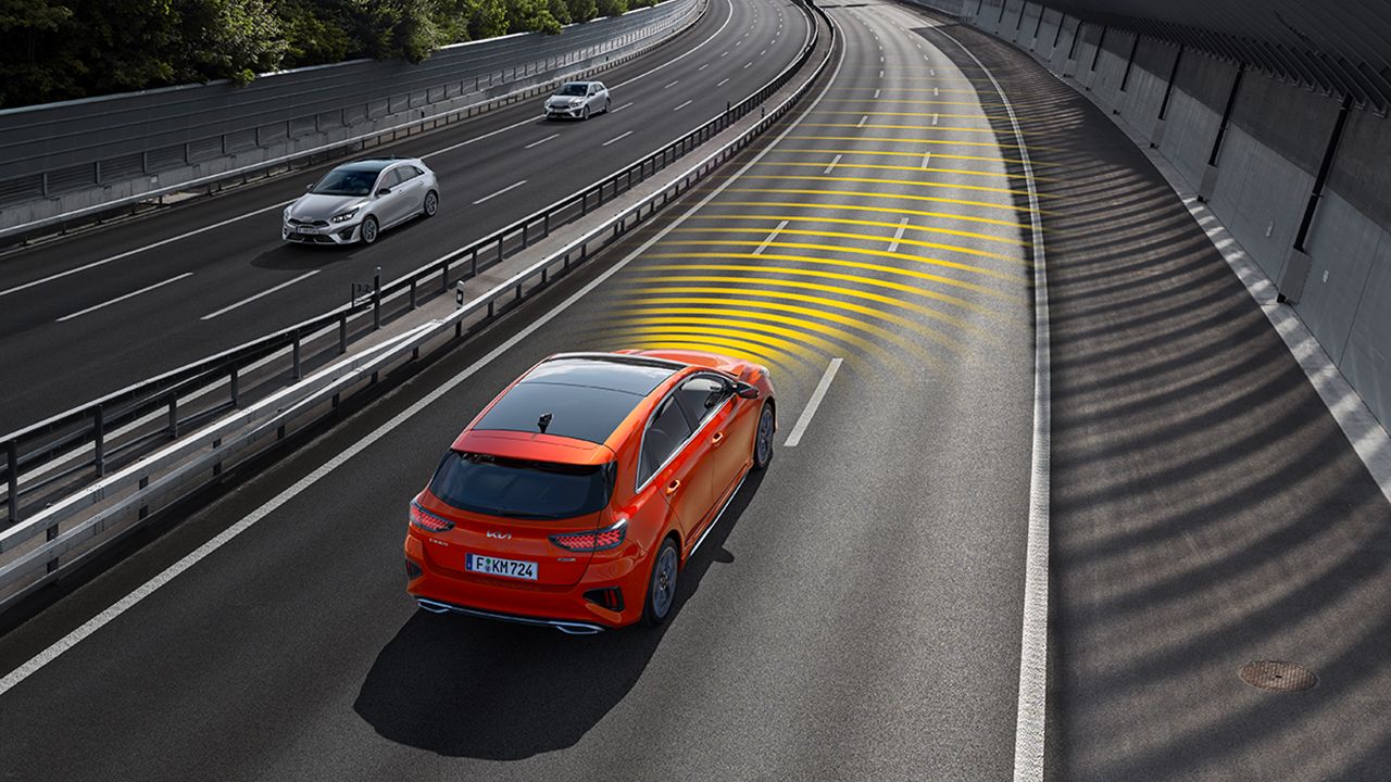 Assistance active à la conduite sur autoroute avec régulateur de vitesse adaptatif couplé à la navigation