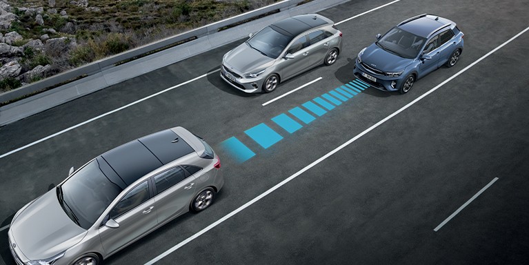 Régule la vitesse et la distance par rapport au véhicule qui précède.