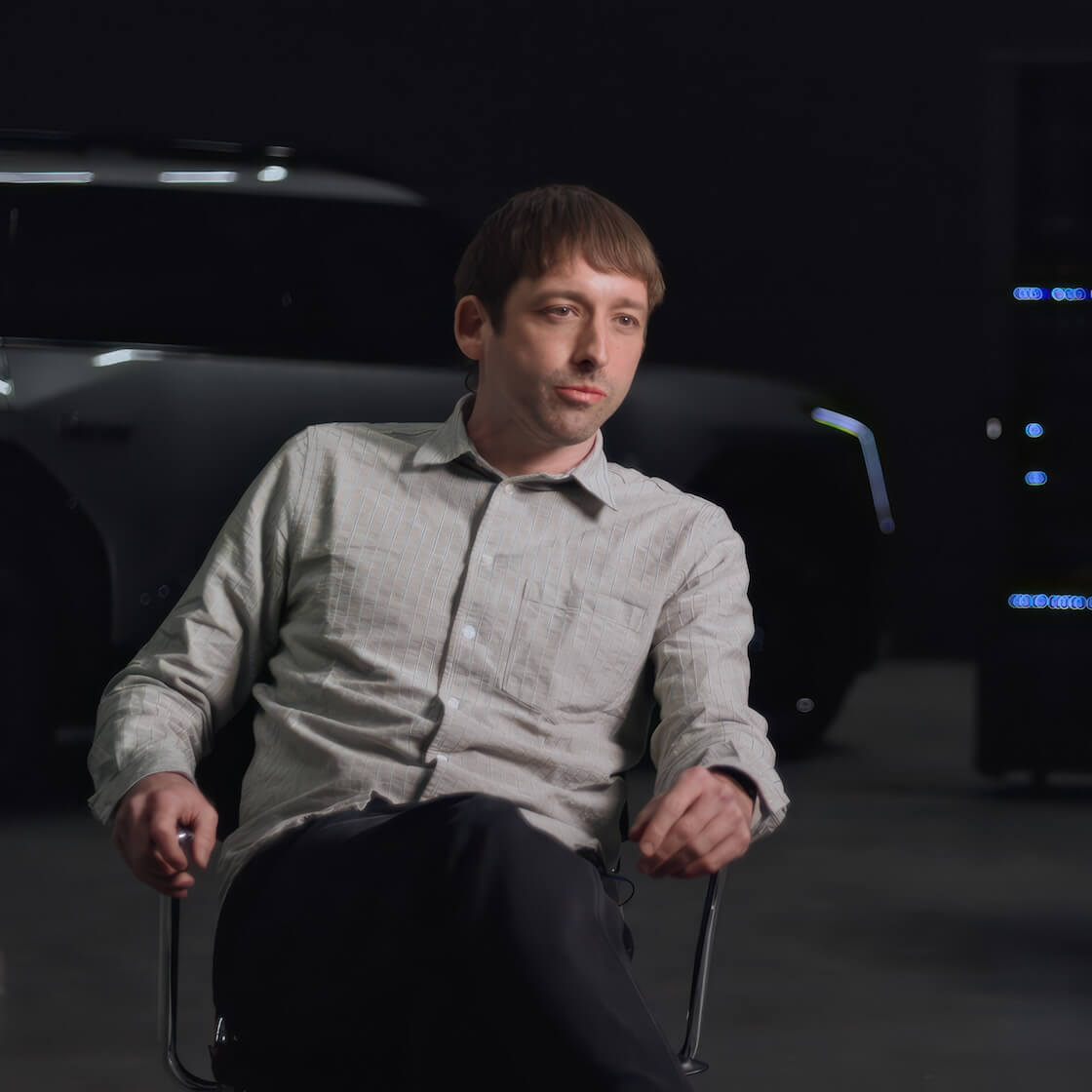 Kia Soundscapes. Der Datenanalyst Harald Schaack mit einem Kia EV9 im Hintergrund. 