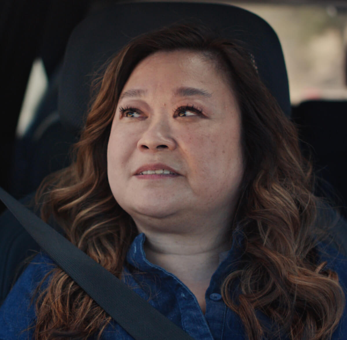 Kia Soundscapes. Portraitibild der sehbehinderten Anne die mit dem Kia EV9 auf einen Roadtrip geht. 