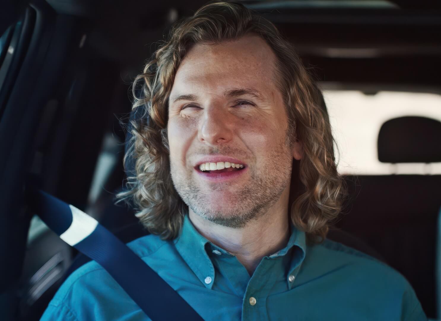 Kia Soundscapes. Portraitibild des sehbehinderten Danny der mit dem Kia EV9 auf einen Roadtrip geht. 