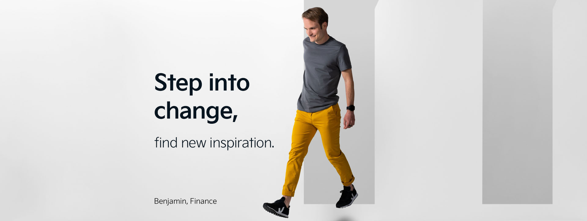 Benjamin aus unserer Finanzabteilung macht einen Schritt nach vorne. Hinter ihm steht der Buchstabe "M". Neben ihm finden wir die Aussage "Step into change - find new inspiration".