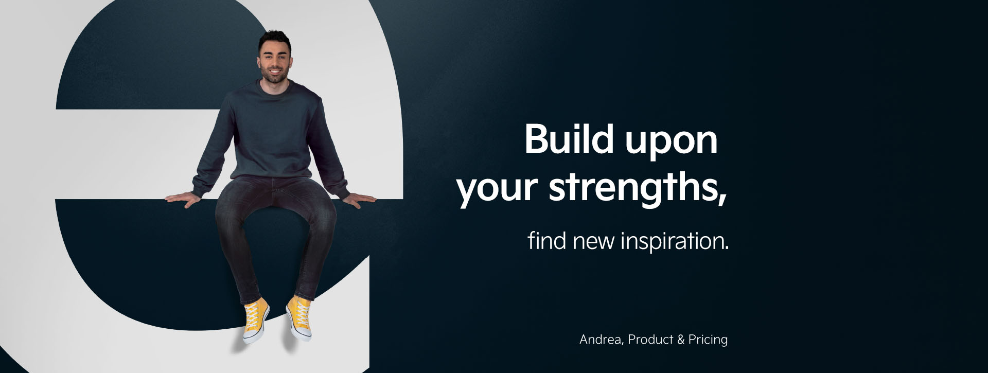 Andrea aus unserer Produkt- und Preisabteilung sitzt auf dem Buchstaben "e". Neben ihm finden wir die Aussage "Baue auf deine Stärken - finde neue Inspiration".