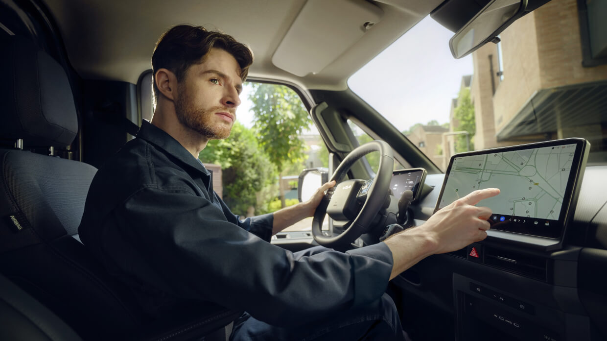 Mann bedient den Touchscreen des Infotainmentsystems in einem Kia PBV.