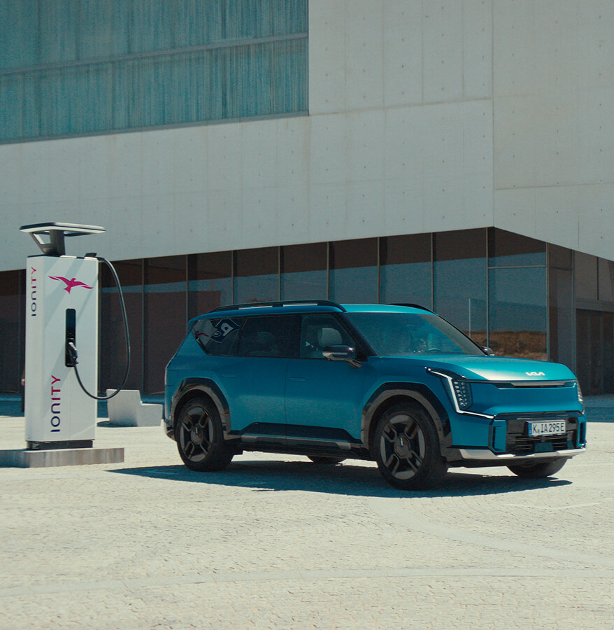 Kia EV9 charges with IONITY