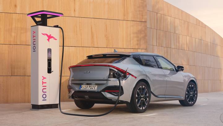 Ein Kia EV6 verbunden mit einer  ultraschnellen Ionen-Ladestation