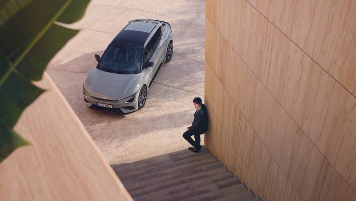 Ein Mann steht neben dem Kia EV6.