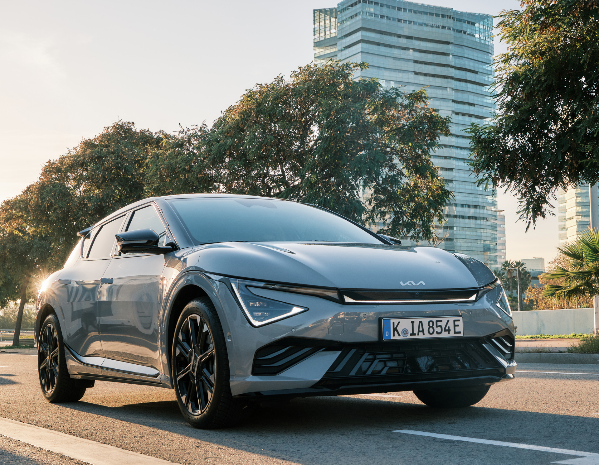 Mann tanzt um wolfgrauen Kia EV6.