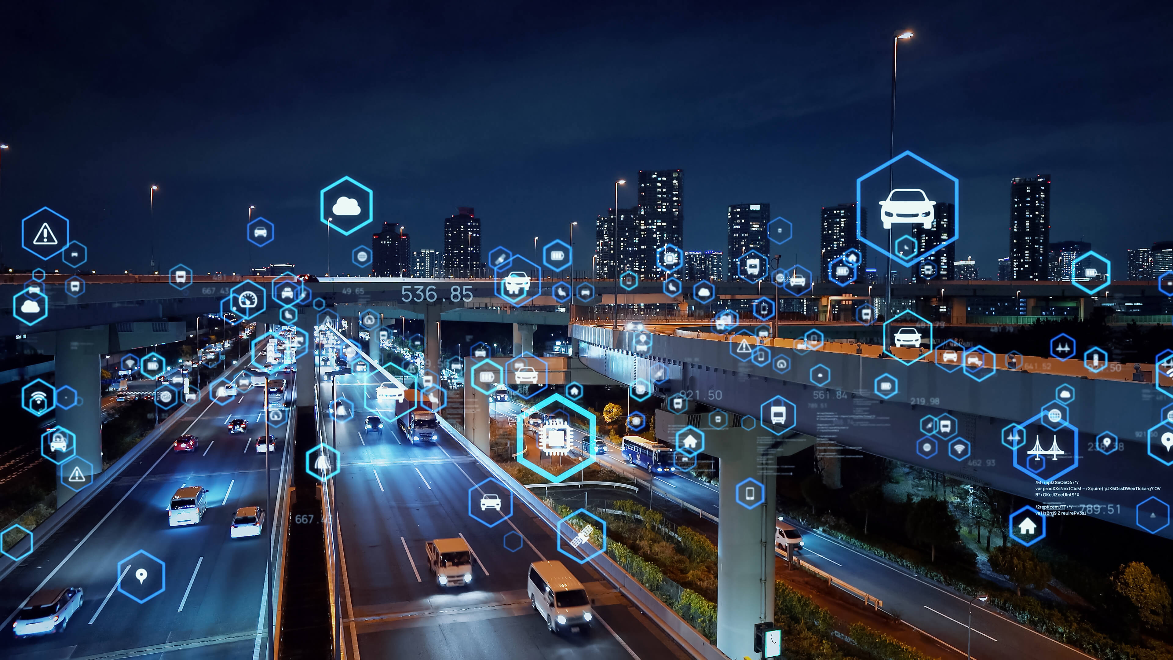 Paesaggio urbano notturno con icone di veicoli connessi per rappresentare l’integrazione del sistema FMS (Fleet Management System) di Kia