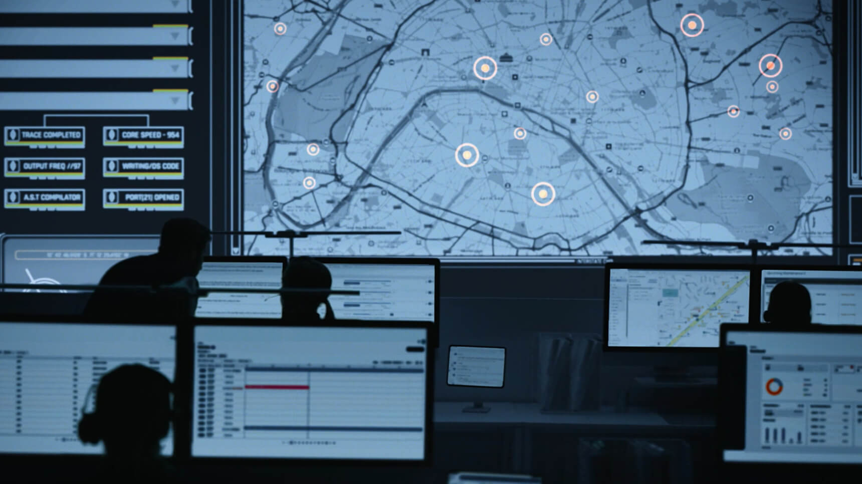 Vista dello schermo del centro di comando che mostra il monitoraggio dei veicoli in tempo reale e il tracciamento del percorso con Kia FMS (Fleet Management System)