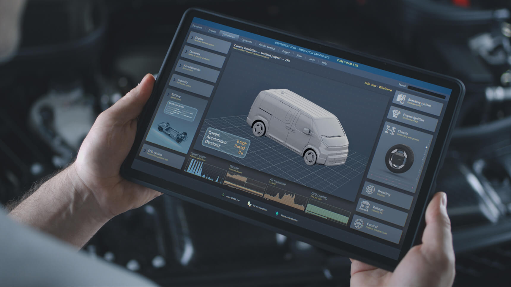Mano che tiene un tablet che mostra la diagnostica del veicolo Kia PBV tramite l’interfaccia del servizio dati.